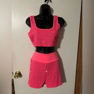 🌻 Athletic top and shorts, size large